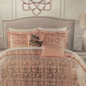 Never Opened Queen Comforter,Two Shams , Two Decoration Pillows